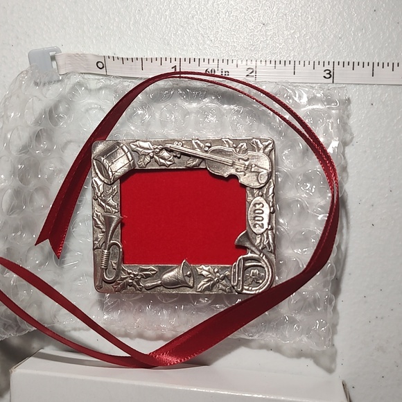 🌲 4 FOR $20. Longaberger Pewter Photo Frame Ornament From 2003 Red Ribbon Han… - Picture 3 of 4